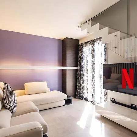 Chic And Roomy, House With Parking And Balcony Appartamento