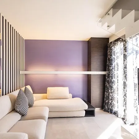 Appartamento Chic And Roomy, House With Parking And Balcony