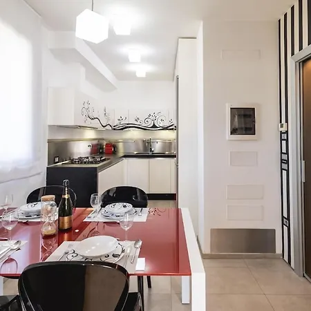 Chic And Roomy, House With Parking And Balcony Appartamento *