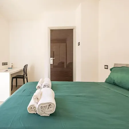 Chic And Roomy, House With Parking And Balcony Appartamento *