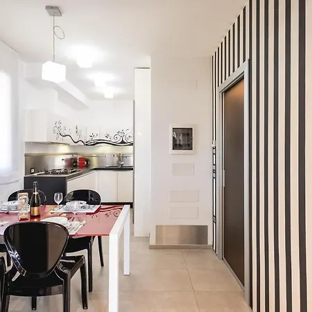 Chic And Roomy, House With Parking And Balcony