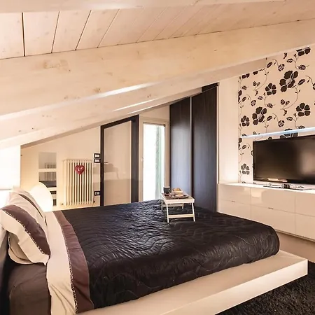 Chic And Roomy, House With Parking And Balcony *