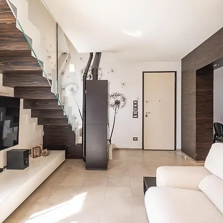 Chic And Roomy, House With Parking And Balcony Appartamento *