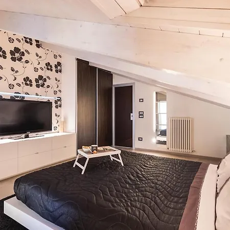 Chic And Roomy, House With Parking And Balcony *