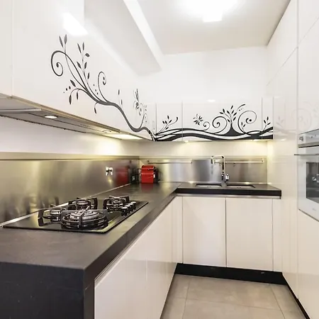 Appartamento Chic And Roomy, House With Parking And Balcony