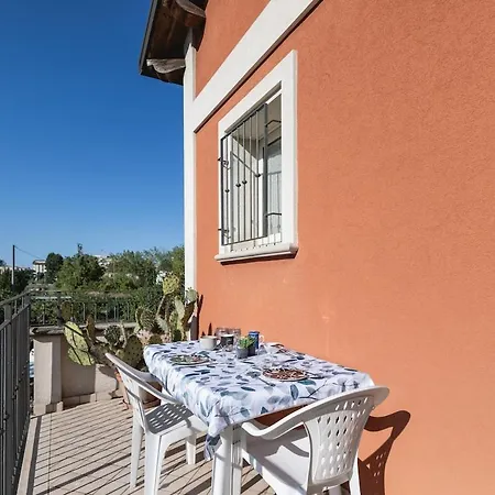Chic And Roomy, House With Parking And Balcony Appartamento