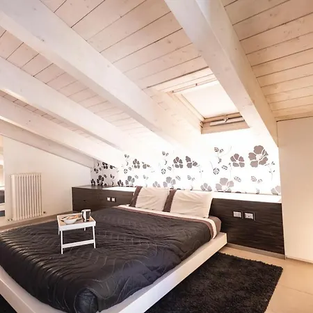 Chic And Roomy, House With Parking And Balcony Appartamento *