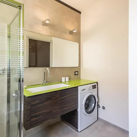 Chic And Roomy, House With Parking And Balcony