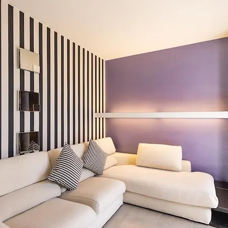 Chic And Roomy, House With Parking And Balcony *