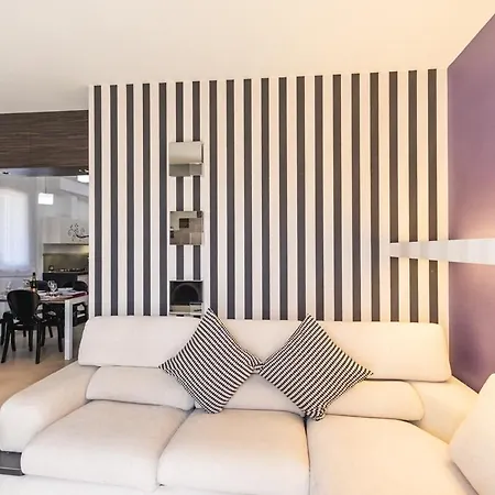 Appartamento Chic And Roomy, House With Parking And Balcony *
