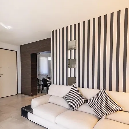 Chic And Roomy, House With Parking And Balcony アパート