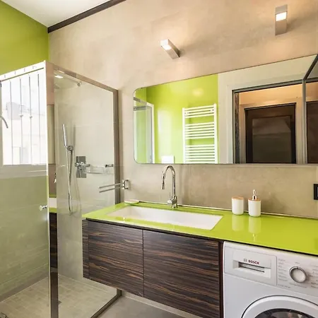Chic And Roomy, House With Parking And Balcony アパート *