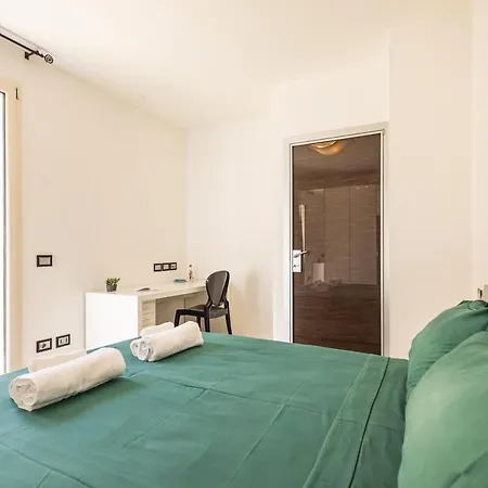 Chic And Roomy, House With Parking And Balcony