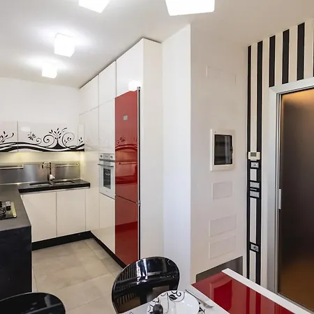 Chic And Roomy, House With Parking And Balcony アパート カットーリカ