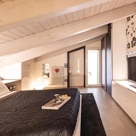 Chic And Roomy, House With Parking And Balcony * カットーリカ
