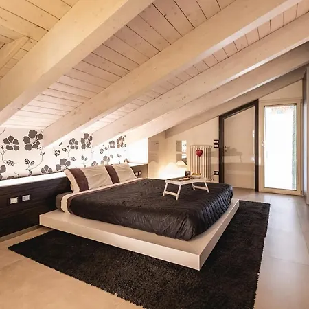 Chic And Roomy, House With Parking And Balcony アパート カットーリカ