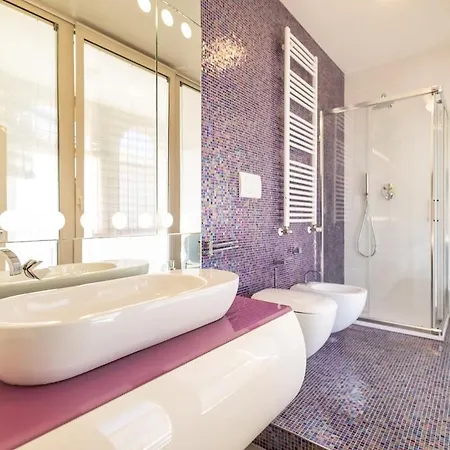Chic And Roomy, House With Parking And Balcony *