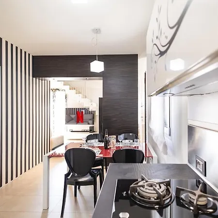 Chic And Roomy, House With Parking And Balcony アパート カットーリカ